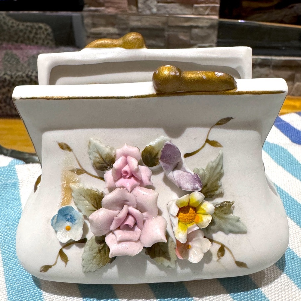 🌸✨ Vintage 1970s Ceramic Purse – Romantic Floral Collectible ✨🌸
